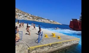 Σίκινος: Λιμενικοί «δίνουν μάχη» να σταματήσουν τους απονεριστές που βουτούν πίσω από τα πλοία