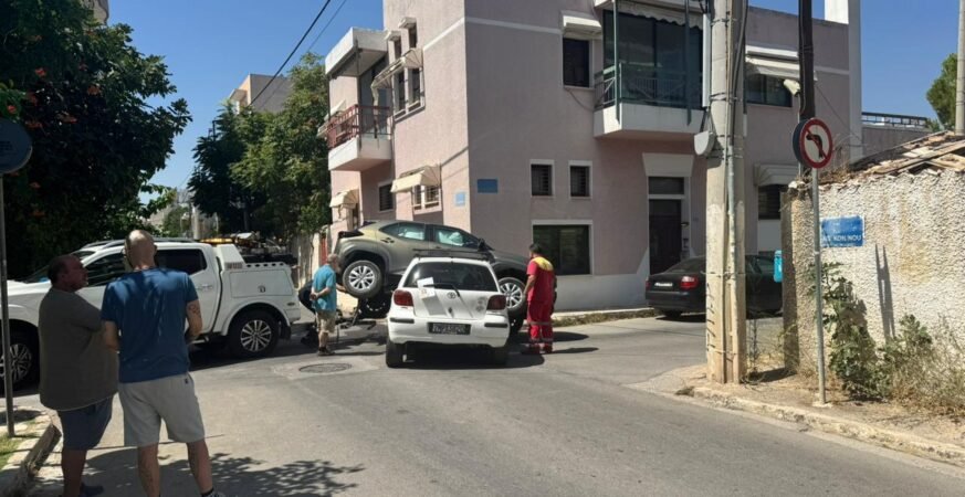 Τροχαίο ατύχημα στις Αχαρνές χωρίς σοβαρούς τραυματισμούς