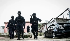 Aspropyrgos roma astynomiki epixeirish Ομογενεις ασπροπυργοσ ρομα ενταση σφαιρες πυροβολισμοι ασπροπυργος