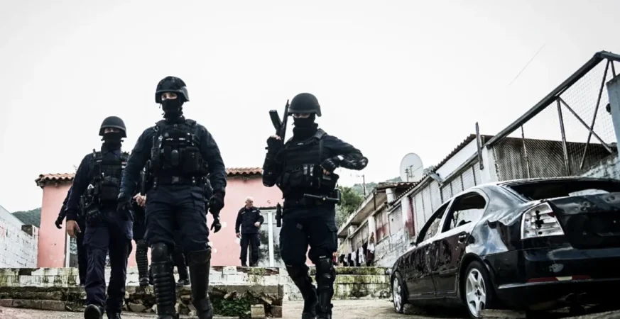 Aspropyrgos roma astynomiki epixeirish Ομογενεις ασπροπυργοσ ρομα ενταση σφαιρες πυροβολισμοι ασπροπυργος