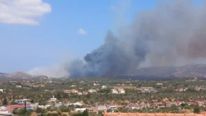 Μεγάλη φωτιά εκδηλώθηκε μεταξύ των περιοχών Μανουτσό και Μητροπίσι στην Κερατέα, σε χαμηλή βλάστηση μέσα σε οικόπεδο. Στο σημείο επιχειρούν 92 πυροσβέστες με 20 οχήματα, 7 πεζοπόρα τμήματα, 3 αεροσκάφη, 5 ελικόπτερα και εθελοντές. Η φωτιά στην Κερατέα φαίνεται πως καίει ανεξέλεγκτα.