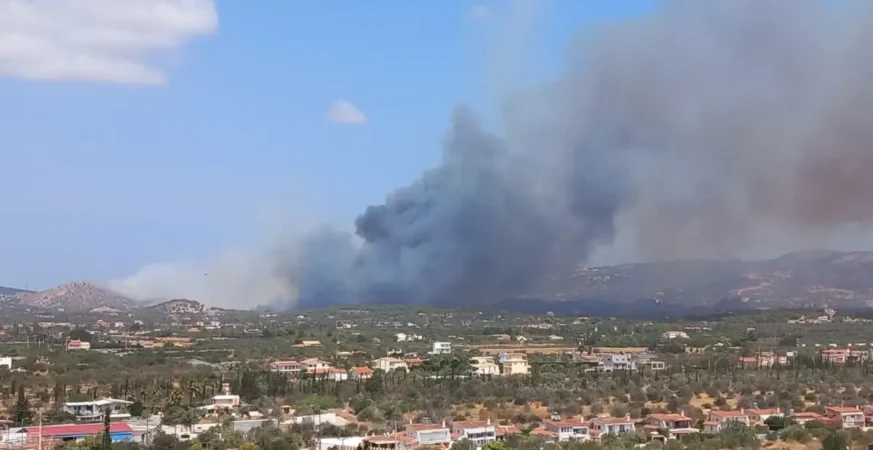 Μεγάλη φωτιά εκδηλώθηκε μεταξύ των περιοχών Μανουτσό και Μητροπίσι στην Κερατέα, σε χαμηλή βλάστηση μέσα σε οικόπεδο. Στο σημείο επιχειρούν 92 πυροσβέστες με 20 οχήματα, 7 πεζοπόρα τμήματα, 3 αεροσκάφη, 5 ελικόπτερα και εθελοντές. Η φωτιά στην Κερατέα φαίνεται πως καίει ανεξέλεγκτα.