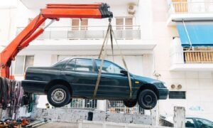 Σε μία ακόμη οργανωμένη επιχείρηση απομάκρυνσης εγκαταλελειμμένων οχημάτων από κεντρικά σημεία της πόλης ώστε να απελευθερωθούν οι κοινόχρηστοι χώροι στάθμευσης οι οποίοι, συχνά, αποτελούν εστίες ρύπανσης και κακής αισθητικής προχώρησε η Δημοτική Αστυνομία Αχαρνών τις προηγούμενες ημέρες. Σημειώνεται ότι η  δράση πραγματοποιείται σε τακτική βάση με την καθοδήγηση του Εντεταλμένου Συμβούλου και Αναπληρωτή Δημάρχου για θέματα ασφάλειας της πόλης, Χρήστου Γκίκα, και προσβλέπει στην προστασία του αστικού περιβάλλοντος από τη ρύπανση καθώς και τον εξωραϊσμό και την αισθητική αναβάθμιση της πόλης. Ο Δήμος καλεί τους πολίτες να συνδράμουν στην προσπάθεια αυτή, ενημερώνοντας τη Δημοτική Αστυνομία για εγκαταλελειμμένα οχήματα στην περιοχή τους, ώστε να δρομολογηθεί η απομάκρυνσή τους. Για περισσότερες πληροφορίες οι πολίτες μπορούν να επικοινωνούν με τη Δημοτική Αστυνομία στο τηλέφωνο: 210 2415472