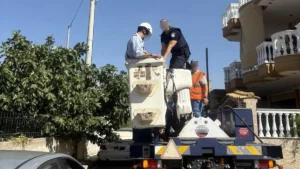 Μενίδι: 10 συλλήψεις μετά από αστυνομική επιχείρηση σε οικισμούς – Ξηλώθηκαν καλώδια παράνομης ηλεκτροδότησης