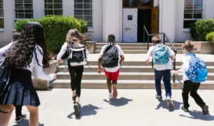 Πρώτη μέρα στο δημοτικό σχολείο: Αυτός είναι ο... "οδηγός επιβίωσης" για παιδιά και γονείς