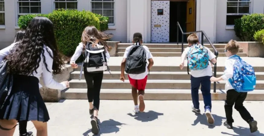 Πρώτη μέρα στο δημοτικό σχολείο: Αυτός είναι ο... "οδηγός επιβίωσης" για παιδιά και γονείς