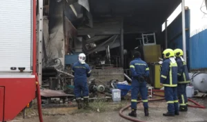 Μεγάλη πυρκαγιά σε εργοστάσιο πλαστικών στο Μενίδι – Στα χέρια των Αρχών ο ύποπτος