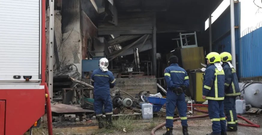 Μεγάλη πυρκαγιά σε εργοστάσιο πλαστικών στο Μενίδι – Στα χέρια των Αρχών ο ύποπτος