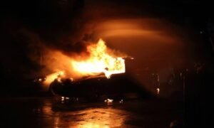 Αττική: Στις φλόγες τρία Ε.Ι.Χ αυτοκίνητα στο δήμο Αχαρνών Το αρμόδιο τμήμα της Πυροσβεστικής έχει αναλάβει την έρευνα