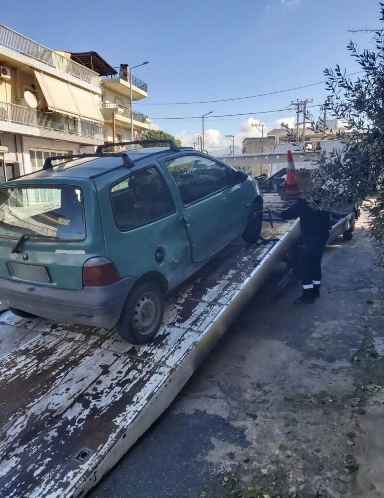 Ειδική αστυνομική επιχείρηση πραγματοποιήθηκε το πρωί της Τρίτης σε οικισμό Ρομά στο Μενίδι, όπου ο ΔΕΔΔΗΕ ξήλωσε καλώδια μήκους 610 μέτρων που χρησιμοποιούσαν για ρευματοκλοπή ενώ η ΕΛΑΣ προχώρησε σε 9 συλλήψεις.