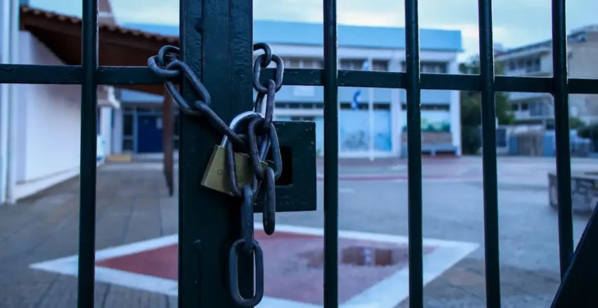 Η Περιφέρεια Αττικής εξέδωσε ανακοίνωση για κλείσιμο των σχολείων προκειμένου να μην υπάρξουν προβλήματα τόσο κατά τις μετακινήσεις όσο και κατά την διάρκεια των μαθημάτων.