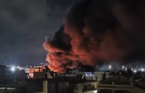 Πυρκαγιά εκδηλώθηκε σε χώρο εργοστασίου στη συμβολή των οδών Δεκελείας και Κατάρα, στον Δήμο Αχαρνές, στην Αττική.