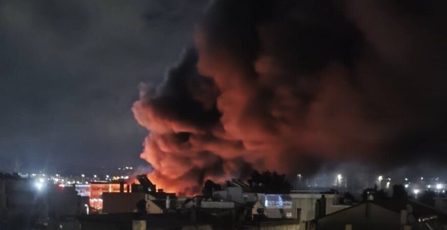 Πυρκαγιά εκδηλώθηκε σε χώρο εργοστασίου στη συμβολή των οδών Δεκελείας και Κατάρα, στον Δήμο Αχαρνές, στην Αττική.