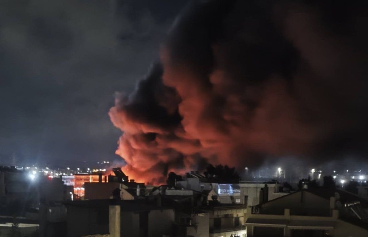 Πυρκαγιά εκδηλώθηκε σε χώρο εργοστασίου στη συμβολή των οδών Δεκελείας και Κατάρα, στον Δήμο Αχαρνές, στην Αττική.