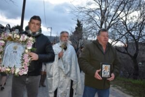 Στον Πανηγυρικό Εσπερινό μετ΄ αρτοκλασίας χοροστάτησε ο εφημέριος του Ιερού Ναού της Κοιμήσεως της Θεοτόκου, πρωτοπρεσβύτερος Δημήτριος Παναγακόπουλος. Ακολούθησε λιτάνευση των δυο εικόνων του Αγίου, που διαθέτει το εκκλησάκι, συνοδεία της Αντιδημάρχου Φυλής Ελένης Λιάκου, του Αντιδημάρχου Σταύρου Κατσίλα ενώ αξιοσημείωτη ήταν η παρουσία δεκάδων πιστών, που παρά το τσουχτερό κρύο που επικρατούσε στη Φυλή συνόδευσαν με ευσέβεια την εικόνα. Στο σκληρό βίο, τις αλλεπάλληλες εξορίες, την βαθιά πίστη του και το πλούσιο συγγραφικό έργο του Μέγα Αθανασίου αναφέρθηκε στο κήρυγμα του ο πατέρας Δημήτριος ο οποίος τόνισε πως “ο Άγιος Αθανάσιος του οποίου την ανακομιδή των λειψάνων τιμούμε σήμερα, ήταν πολύ μορφωμένος αλλά το κήρυγμα του, παρά το βάθος του ήταν απλό και κατανοητό από όλους. Αυτού τη βοήθεια και τη Μεσιτεία στο Θεό επικαλούμεθα” είπε, ευχαρίστησε τους πιστούς για την παρουσία τους και τη φροντίδα τους σε όλα τα εκκλησάκια και ευχήθηκε σε όλους χρόνια πολλά με υγεία και φώτιση. Αύριο πρωί Κυριακή 18 Ιανουαρίου, ανήμερα της γιορτής του Αγίου θα τελεστεί Πανηγυρική Θεία Λειτουργία αφιερωμένη στον Άγιο, στον Ιερό Ναό Κοιμήσεως της Θεοτόκου και τη Δευτέρα το πρωί θα τελεστεί νέα Πανηγυρική Θεία Λειτουργία στο γραφικό εκκλησάκι που είναι αφιερωμένο στη Χάρη του.