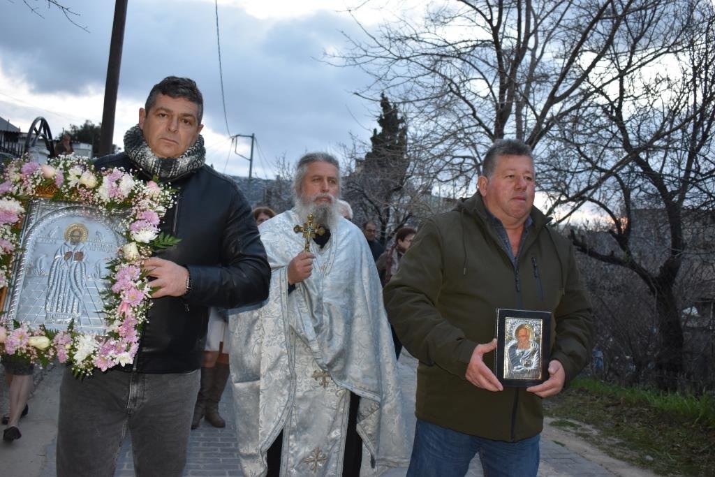 Στον Πανηγυρικό Εσπερινό μετ΄ αρτοκλασίας χοροστάτησε ο εφημέριος του Ιερού Ναού της Κοιμήσεως της Θεοτόκου, πρωτοπρεσβύτερος Δημήτριος Παναγακόπουλος. Ακολούθησε λιτάνευση των δυο εικόνων του Αγίου, που διαθέτει το εκκλησάκι, συνοδεία της Αντιδημάρχου Φυλής Ελένης Λιάκου, του Αντιδημάρχου Σταύρου Κατσίλα ενώ αξιοσημείωτη ήταν η παρουσία δεκάδων πιστών, που παρά το τσουχτερό κρύο που επικρατούσε στη Φυλή συνόδευσαν με ευσέβεια την εικόνα. Στο σκληρό βίο, τις αλλεπάλληλες εξορίες, την βαθιά πίστη του και το πλούσιο συγγραφικό έργο του Μέγα Αθανασίου αναφέρθηκε στο κήρυγμα του ο πατέρας Δημήτριος ο οποίος τόνισε πως “ο Άγιος Αθανάσιος του οποίου την ανακομιδή των λειψάνων τιμούμε σήμερα, ήταν πολύ μορφωμένος αλλά το κήρυγμα του, παρά το βάθος του ήταν απλό και κατανοητό από όλους. Αυτού τη βοήθεια και τη Μεσιτεία στο Θεό επικαλούμεθα” είπε, ευχαρίστησε τους πιστούς για την παρουσία τους και τη φροντίδα τους σε όλα τα εκκλησάκια και ευχήθηκε σε όλους χρόνια πολλά με υγεία και φώτιση. Αύριο πρωί Κυριακή 18 Ιανουαρίου, ανήμερα της γιορτής του Αγίου θα τελεστεί Πανηγυρική Θεία Λειτουργία αφιερωμένη στον Άγιο, στον Ιερό Ναό Κοιμήσεως της Θεοτόκου και τη Δευτέρα το πρωί θα τελεστεί νέα Πανηγυρική Θεία Λειτουργία στο γραφικό εκκλησάκι που είναι αφιερωμένο στη Χάρη του.