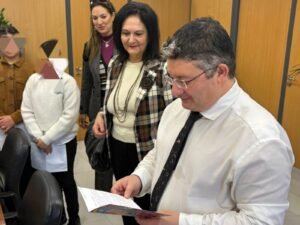 Συνέντευξη για την σχολική τους εφημερίδα πήραν οι μαθητές της έκτης τάξης του 28ου Δημοτικού Σχολείου Αχαρνών από τον Δήμαρχο Αχαρνών Σπύρο Βρεττό. Οι μαθητές είχαν την ευκαιρία να ρωτήσουν τον Δήμαρχο όλα όσα είχαν αποτυπώσει στο χαρτί, ερωτήσεις στοχευμένες, με ουσία, περιεχόμενο και απολύτως ρεαλιστικές. Ο Δήμαρχος από την πλευρά του απάντησε με ειλικρίνεια σε όλα όσα οι μαθητές του έθεσαν, για την κατασκευή νέων σχολείων, για τη στέγαση ευάλωτων οικογενειών, για το Αρχαίο Θέατρο, για τους αθλητικούς χώρους, για το περιβάλλον, την προστασία της Πάρνηθας και του Κόκκινου Ελαφιού, τα αντιπλημμυρικά έργα, τους χώρους στάθμευσης αλλά και την εγκληματικότητα. Τους μαθητές συνόδευαν η Διευθύντρια Ελένη Καμπόλη και οι εκπαιδευτικοί Αικατερίνη Τσιμπουράκη και Θωμάς Κοντογιάννης. Ο Δήμαρχος συνεχάρη για την πρωτοβουλία τους τόσο τους μαθητές, όσο και τους εκπαιδευτικούς, καθώς όπως τόνισε με την δράση τους αυτή δεν βλέπουν μόνο από κοντά πως λειτουργεί η δημοσιογραφία και η έκδοση μιας εφημερίδας, αλλά θέτουν στόχους και τους κατακτούν. Να σημειωθεί πως με την έκδοση και πώληση της εφημερίδας οι μαθητές θα συγκεντρώσουν χρήματα ώστε να πραγματοποιήσουν μία εκδρομή.