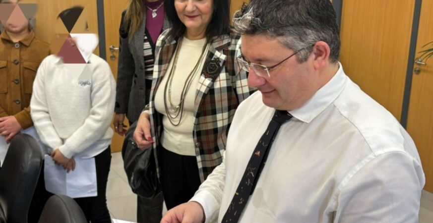 Συνέντευξη για την σχολική τους εφημερίδα πήραν οι μαθητές της έκτης τάξης του 28ου Δημοτικού Σχολείου Αχαρνών από τον Δήμαρχο Αχαρνών Σπύρο Βρεττό. Οι μαθητές είχαν την ευκαιρία να ρωτήσουν τον Δήμαρχο όλα όσα είχαν αποτυπώσει στο χαρτί, ερωτήσεις στοχευμένες, με ουσία, περιεχόμενο και απολύτως ρεαλιστικές. Ο Δήμαρχος από την πλευρά του απάντησε με ειλικρίνεια σε όλα όσα οι μαθητές του έθεσαν, για την κατασκευή νέων σχολείων, για τη στέγαση ευάλωτων οικογενειών, για το Αρχαίο Θέατρο, για τους αθλητικούς χώρους, για το περιβάλλον, την προστασία της Πάρνηθας και του Κόκκινου Ελαφιού, τα αντιπλημμυρικά έργα, τους χώρους στάθμευσης αλλά και την εγκληματικότητα. Τους μαθητές συνόδευαν η Διευθύντρια Ελένη Καμπόλη και οι εκπαιδευτικοί Αικατερίνη Τσιμπουράκη και Θωμάς Κοντογιάννης. Ο Δήμαρχος συνεχάρη για την πρωτοβουλία τους τόσο τους μαθητές, όσο και τους εκπαιδευτικούς, καθώς όπως τόνισε με την δράση τους αυτή δεν βλέπουν μόνο από κοντά πως λειτουργεί η δημοσιογραφία και η έκδοση μιας εφημερίδας, αλλά θέτουν στόχους και τους κατακτούν. Να σημειωθεί πως με την έκδοση και πώληση της εφημερίδας οι μαθητές θα συγκεντρώσουν χρήματα ώστε να πραγματοποιήσουν μία εκδρομή.