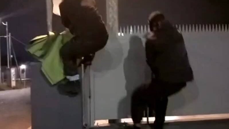 Επίθεση με βαριοπούλες στα κεντρικά γραφεία της βιομηχανίας «ΒΙΟΛΑΝΤΑ ΑΕ» στις Αχαρνές