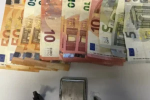 Αχαρνές: Συνελήφθησαν τρία άτομα για διακίνηση ναρκωτικών – Γνώριμη των Αρχών η μία γυναίκα