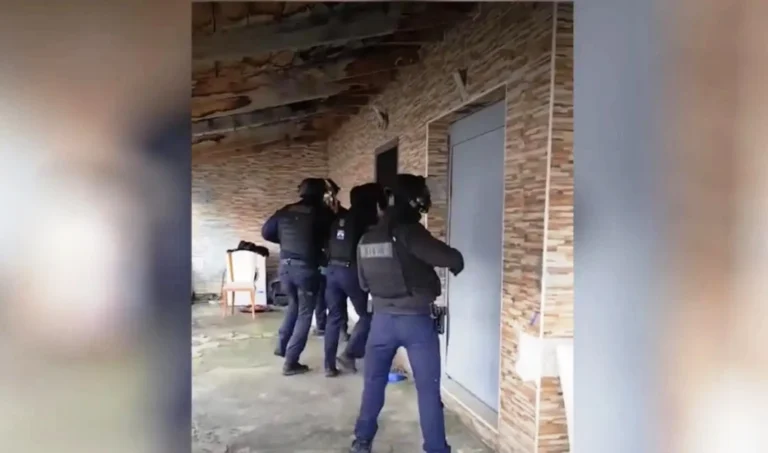 Η στιγμή που πάνοπλοι αστυνομικοί μπαίνουν σε σπίτια σε Φυλή και Αχαρνές και ξηλώνουν καλώδια 520 μέτρων που χρησιμοποιούνταν για ρευματοκλοπές (Βίντεο)