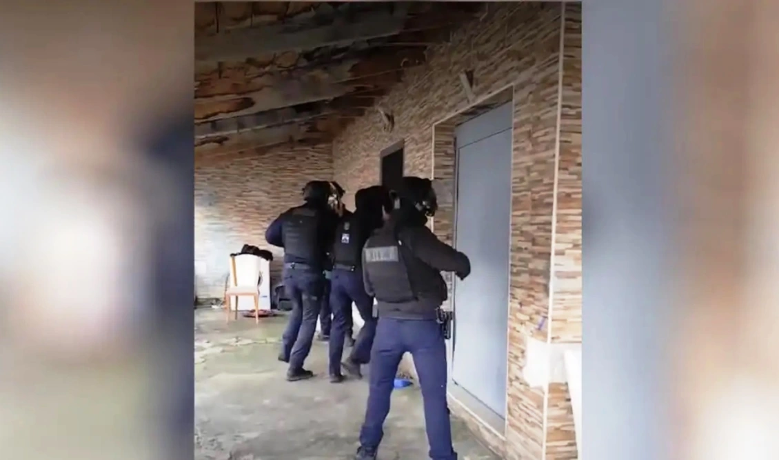 Η στιγμή που πάνοπλοι αστυνομικοί μπαίνουν σε σπίτια σε Φυλή και Αχαρνές και ξηλώνουν καλώδια 520 μέτρων που χρησιμοποιούνταν για ρευματοκλοπές (Βίντεο)