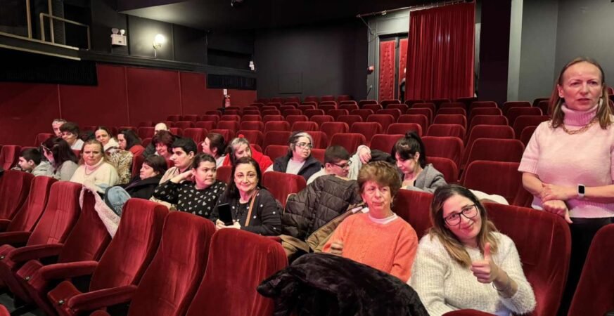 Την παράσταση του Μάρκου Σεφερλή απόλαυσαν οι ωφελούμενοι του ΚΔΑΠ και του Βαμβακαρείου