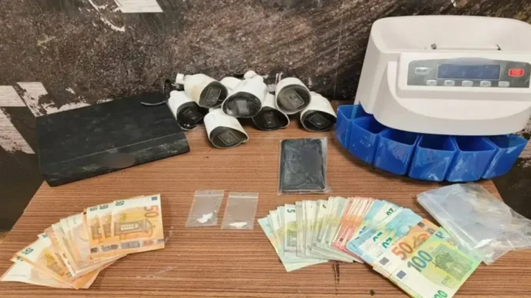 Πούλαγαν στις Αχαρνές ναρκωτικά: Με βραστή κοκαΐνη και ηρωίνη βρέθηκε και συνελήφθη πελάτης τους – Αναζητείται 27χρονος