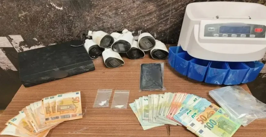 Πούλαγαν στις Αχαρνές ναρκωτικά: Με βραστή κοκαΐνη και ηρωίνη βρέθηκε και συνελήφθη πελάτης τους – Αναζητείται 27χρονος