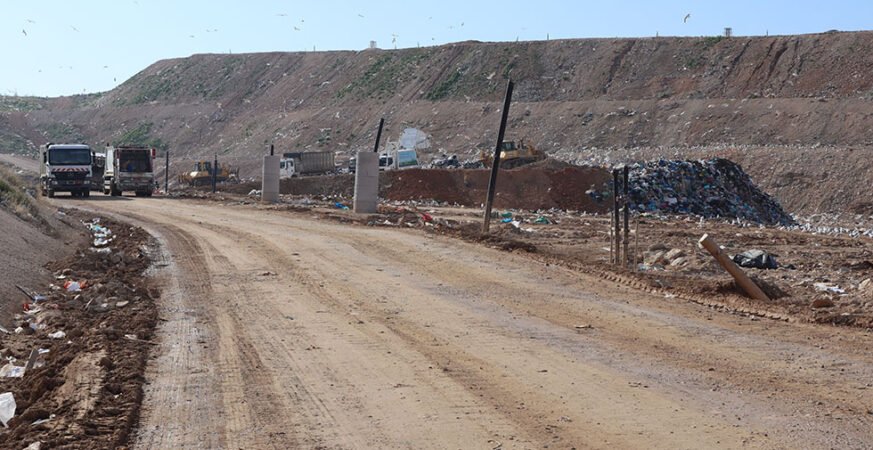 Μετά και τη δημοσιοποίηση της νέας τροποποίησης της Απόφασης Έγκρισης Περιβαλλοντικών Όρων, για ακόμη μεγαλύτερη επέκταση του ΧΥΤΑ, σε νέα φάση αντιπαράθεσης οδηγείται το ζήτημα του ΧΥΤΑ Φυλής, καθώς ο Δήμος Φυλής αποφάσισε να προσφύγει στο Συμβούλιο της Επικρατείας (ΣτΕ) κατά της πρόσφατης απόφασης του Υπουργείου Περιβάλλοντος και Ενέργειας που εγκρίνει καθ’ ύψος επέκταση της εγκατάστασης. Η απόφαση της Δημοτικής Επιτροπής ελήφθη ομόφωνα στις 12 Φεβρουαρίου 2026, ανοίγοντας τον δρόμο για δικαστική σύγκρουση γύρω από το πιο αμφιλεγόμενο έργο διαχείρισης απορριμμάτων της Αττικής. Σύμφωνα με τη δημοτική αρχή όμως, η συγκεκριμένη τροποποίηση ανοίγει τον δρόμο για επιπλέον έργα ταφής απορριμμάτων και αύξηση της συνολικής χωρητικότητας του ΧΥΤΑ κατά περισσότερα από 2 εκατομμύρια κυβικά μέτρα. Στο σκεπτικό της απόφασης, ο Δήμος Φυλής υποστηρίζει ότι η περιοχή έχει ήδη υποστεί δυσανάλογο περιβαλλοντικό βάρος, καθώς εδώ και δεκαετίες συγκεντρώνεται το μεγαλύτερο μέρος των αποβλήτων της Αττικής. Η περαιτέρω αύξηση της δυναμικότητας ταφής, όπως σημειώνεται, αναμένεται να εντείνει τις επιπτώσεις στο φυσικό περιβάλλον, τη δημόσια υγεία και την ποιότητα ζωής των κατοίκων.