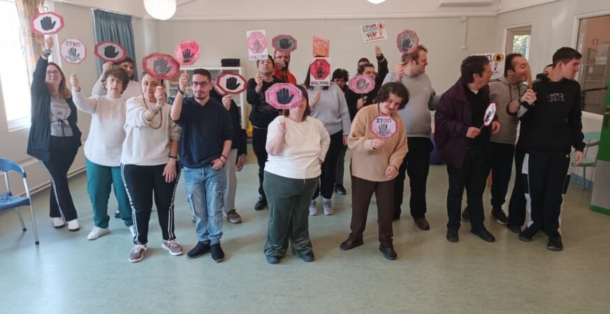 ✋Ημέρα κατά της Σχολικής Βίας και του Εκφοβισμού η σημερινή (06/03) για τη χώρα μας και οι ωφελούμενοι του ΚΔΑΠ ΑμεΑ «Αρωγή» και των ΣΥΔ «Βαμβακάρειο» εκφράζουν με τον δικό τους τρόπο τη σημασία της ισότητας, της αποδοχής και της ανεκτικότητας. 📍Μας υπενθυμίζουν πως καμία μορφή βίας δεν είναι ανεκτή και τονίζουν πως πρέπει να αντιδρούμε σε κάθε εκδήλωσή της. Η ημέρα αυτή καθιερώθηκε με στόχο την ευαισθητοποίηση της σχολικής κοινότητας, αλλά και ολόκληρης της κοινωνίας. Οι ωφελούμενοι επιθυμώντας να στείλουν και το δικό τους μήνυμα📧 για ακόμη μία φορά, μέσω της τέχνης, σχεδίασαν, ζωγράφισαν και σημείωσαν ⛔️"STOP" bullying!⛔️ ✋Με αυτόν τον τρόπο μας υπενθυμίζουν πως μπορούμε όλοι να συμβάλλουμε, όχι μόνο στον περιορισμό του φαινομένου, αλλά κυρίως στην πρόληψή του.