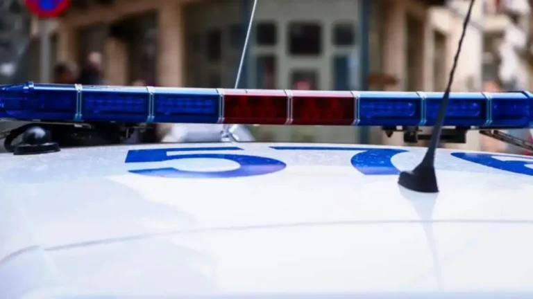 Συνελήφθη 49χρονος στο Καματερό – Είχε στο σπίτι του πιστόλι, σφαίρες και αλεξίσφαιρο γιλέκο με διακριτικά της ΕΛΑΣ Ο συλληφθείς με τη σε βάρος του δικογραφία οδηγήθηκε στον αρμόδιο Εισαγγελέα