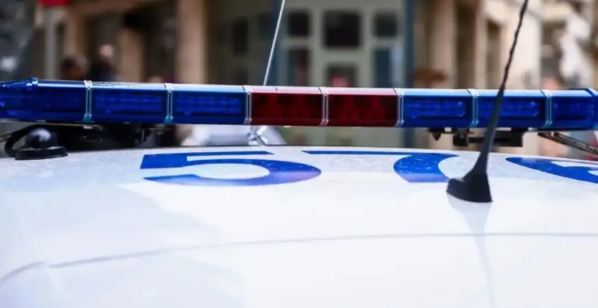 Συνελήφθη 49χρονος στο Καματερό – Είχε στο σπίτι του πιστόλι, σφαίρες και αλεξίσφαιρο γιλέκο με διακριτικά της ΕΛΑΣ Ο συλληφθείς με τη σε βάρος του δικογραφία οδηγήθηκε στον αρμόδιο Εισαγγελέα