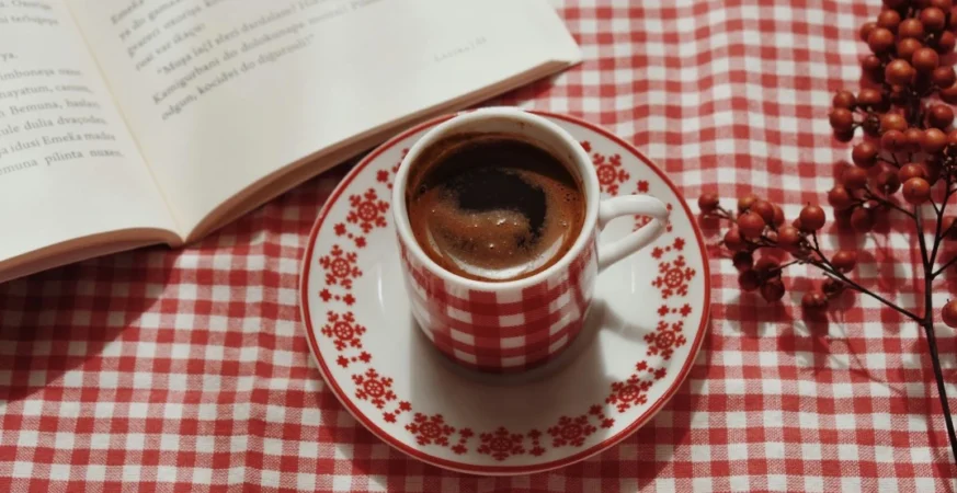 Στη Στοά Όπερας, θα βρεις το Oktaimero Books & Coffee, ένα μικρό καφέ γεμάτο βιβλία, κόμικς και καλό καφέ.