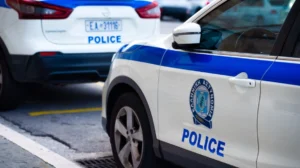 Ανήλικοι στο Μενίδι έστηναν εμπόδια στον δρόμο και λήστευαν οδηγούς, 9 συλλήψεις Σε ορισμένες περιπτώσεις μάλιστα δεν δίστασαν να χρησιμοποιήσουν ιδιαίτερα σκληρή βία