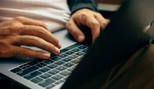 Αστυνομικοί της Δίωξης Ηλεκτρονικού Εγκλήματος σε επιχείρηση για υπόθεση κακοποίησης ανηλίκων