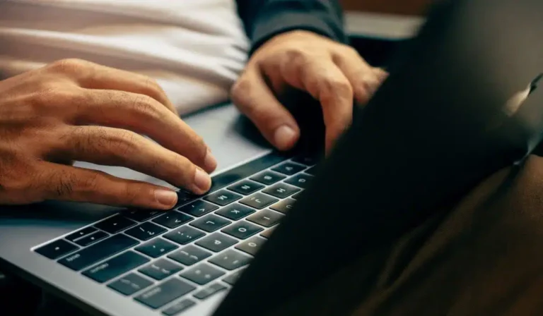 Αστυνομικοί της Δίωξης Ηλεκτρονικού Εγκλήματος σε επιχείρηση για υπόθεση κακοποίησης ανηλίκων