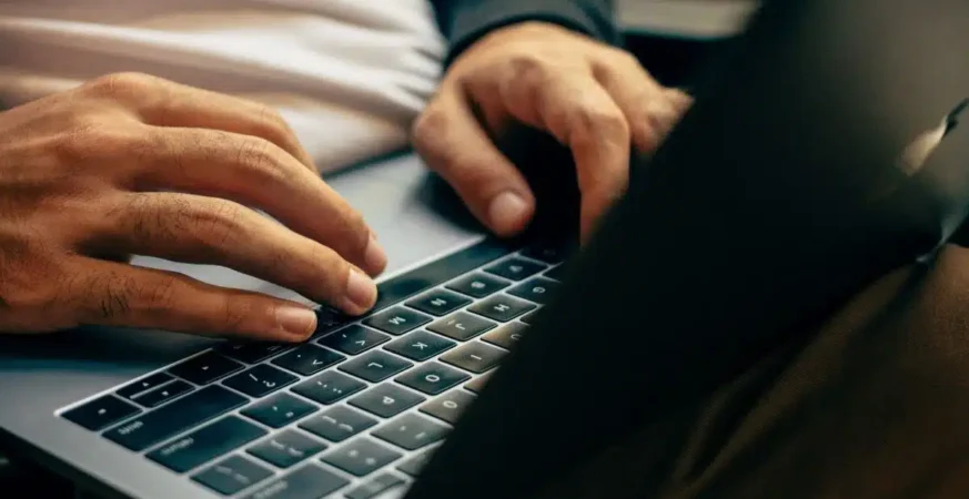 Αστυνομικοί της Δίωξης Ηλεκτρονικού Εγκλήματος σε επιχείρηση για υπόθεση κακοποίησης ανηλίκων