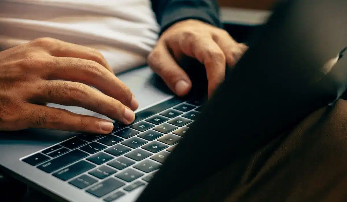 Αστυνομικοί της Δίωξης Ηλεκτρονικού Εγκλήματος σε επιχείρηση για υπόθεση κακοποίησης ανηλίκων